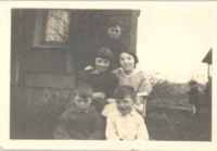 Buzz, Juanita, Mable, John, Herold on steps